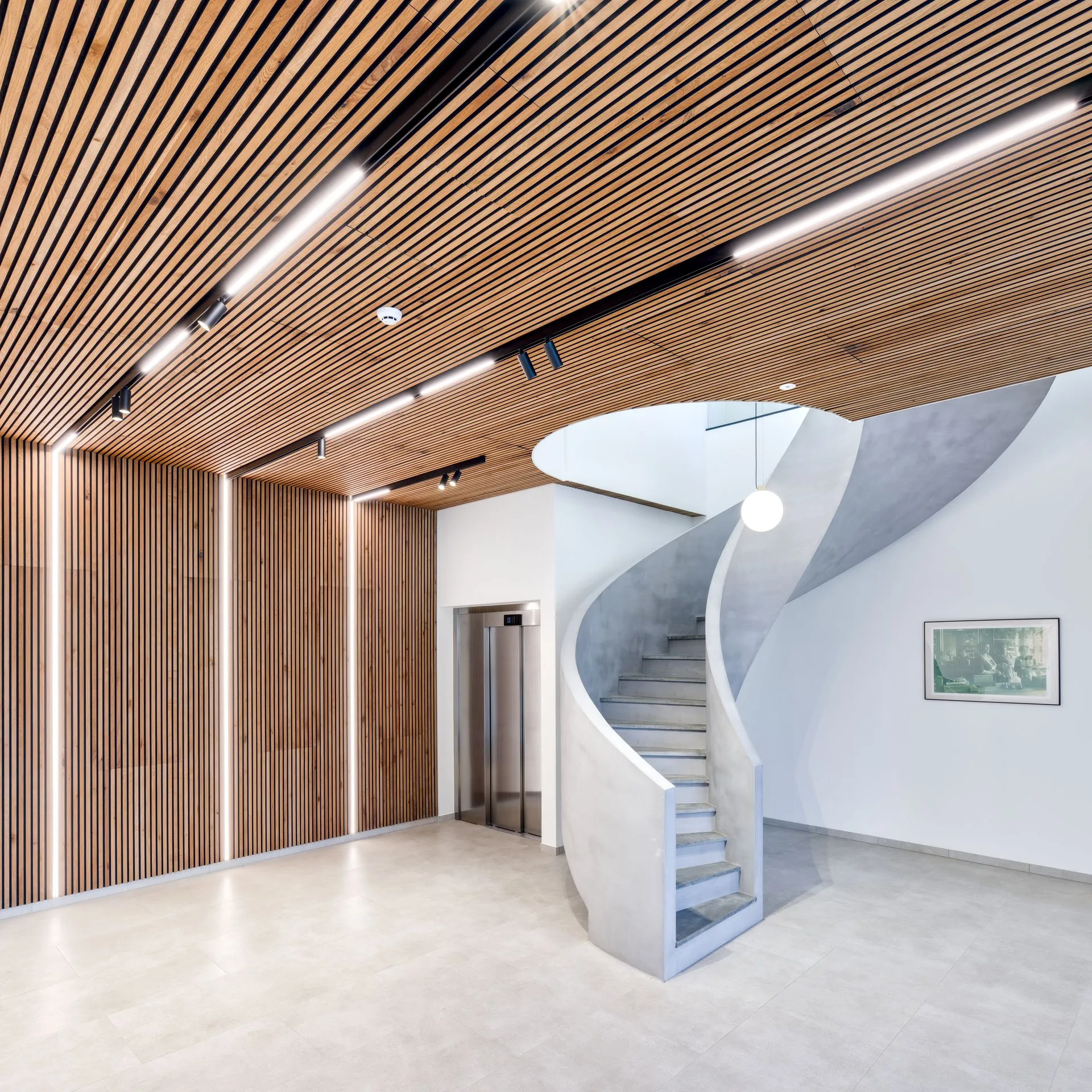 Hall avec habillage acoustique en tasseaux bois