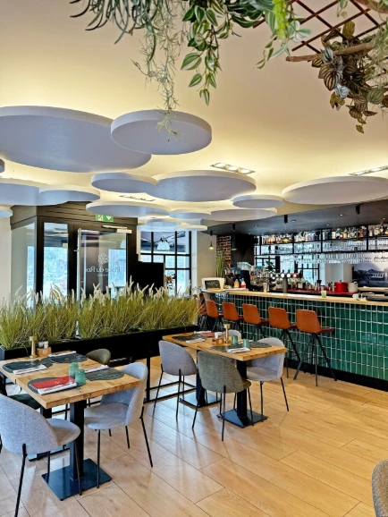 Bar-restaurant avec nuages acoustiques au plafond