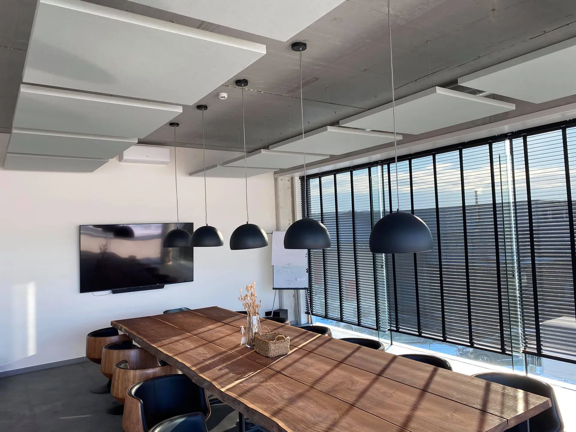 Baffles acoustiques suspendus au-dessus d’une table de réunion